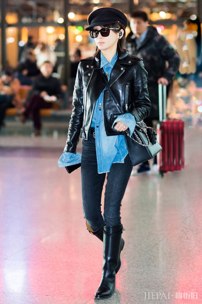 �����ĺ�ɫ����ȹ�����˸߸��ӣ��Ըߴ���ѧ���ͺ�